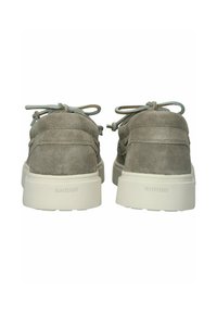 Scarpe in suede grigio chiaro con profilo basso, punta arrotondata e suola in gomma beige, dotate di lacci coordinati e logo del marchio discreto sul tallone.
