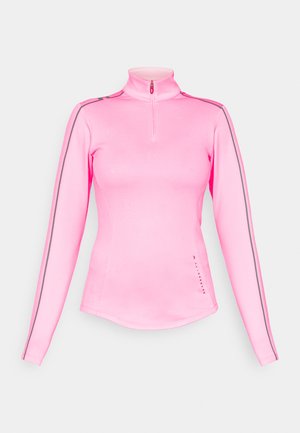 Top deportivo de manga larga y color rosa con cuello de media cremallera. Presenta delgadas rayas grises a lo largo de los hombros y una tela lisa y elástica.