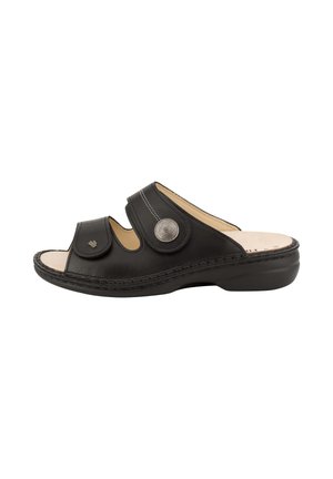 Zwarte slip-on sandaal met open teen, met een gevoerde beige binnenzool, twee verstelbare bandjes, waarvan één met een ronde zilveren knop.