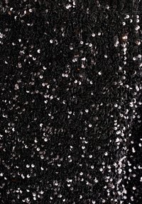 Tessuto di paillettes nere con piccole paillettes circolari densamente confezionate, creando una superficieTexturizzata che riflette la luce. Sottostante liscio.