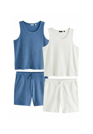 Zwei ärmellose, gerippte Tanktops und passende Shorts mit Kordelzug, ein Set in Blau und eines in Weiß, flach auf weißem Hintergrund dargestellt.