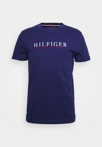Námorně modré bavlněné tričko s krátkými rukávy, zdobené bílým a červeným vyšitým nápisem "HILFIGER" a kulatým výstřihem.