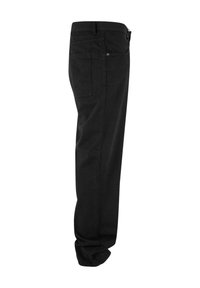 Pantalon noir à coupe droite, en coton. Equipé d'une fermeture éclair, de passants de ceinture, ainsi que de poches latérales et arrière. Texture lisse.