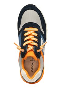 Baskets Geox avec une tige grise, des accents en daim bleu marine, des lacets orange et une semelle texturée. Comprend une bande latérale bleue et un logo à l'intérieur.