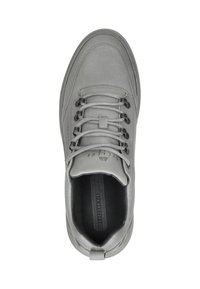 Grijze leren sneaker met een ronde neus, platte veters en een geweven voering. Beschikt over een trekloop bij de hiel en een minimalistisch logo.
