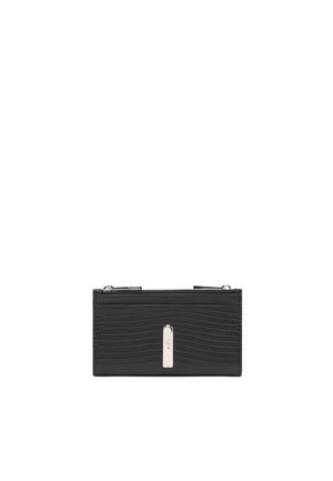 Portafoglio in pelle nera con texture, dotato di un elegante accento in metallo argentato, chiusura con zip e forma rettangolare.