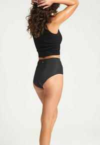 Bas de bikini taille haute noir avec une texture lisse et un éclat subtil, présenté avec un matériel minimal et un design classique.