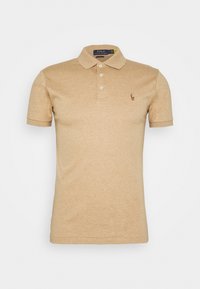 Beige polo tričko s klasickým límečkem, tříknoflíkovou légou, krátkými rukávy a malým vyšitým logem na levé hrudi.