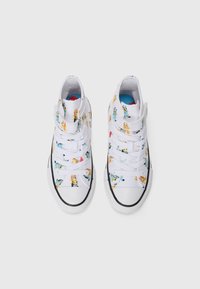 Hoge sneakers met een witte canvas bovenkant met kleurrijke cartoonpatronen, platte witte veters en een zwarte rubberen zool.