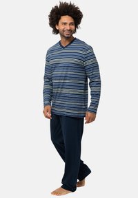 Herren-Loungewear-Set mit einem navyblauen und hellblauen gestreiften Langarm-V-Ausschnitt-Oberteil und einfarbigen navyblauen Hosen. Weicher Stoff mit lockerer Passform.