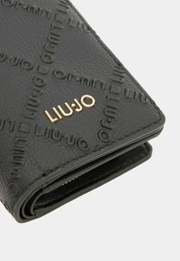 Schwarze, strukturierte Geldbörse aus Leder, mit dem geprägten "LIU-JO"-Logo und goldfarbenen Beschlägen. Die Geldbörse ist gefaltet und hat eine glatte Oberfläche.