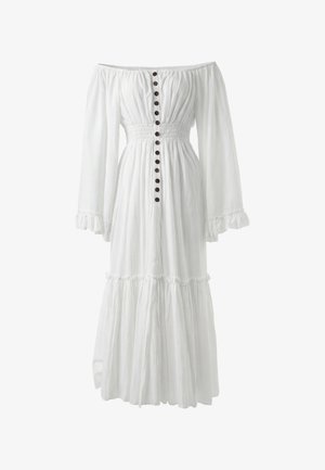 Lang hvid off-shoulder kjole med lange puffede ærmer, knapper foran, figursyet elastisk talje og flæsekant.