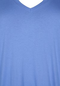 Zizzi SINGLE WITH V-NECK - Základné tričko - marina