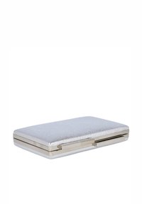 Clutch metálico rectangular plateado con una superficie texturizada, que presenta un cierre metálico y sutiles líneas horizontales. Diseño compacto.