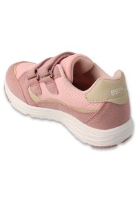 Różowy but sportowy z siateczkowym wierzchem, zamszowymi wstawkami, elastycznymi paseczkami i uformowanym zapiętkiem. Posiada teksturowaną gumową podeszwę.