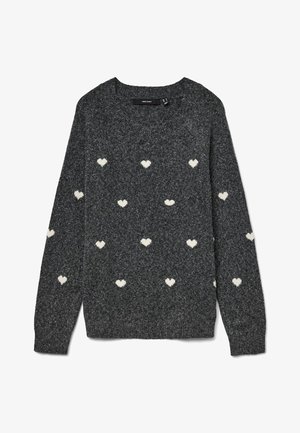 Grauer Pullover mit rundem Halsausschnitt und langen Ärmeln, der ein wiederholtes Muster aus kleinen weißen Herzen aufweist. Weich texturiertes Gewebe.