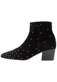 Schwarze Wildleder-Ankle-Boots mit spitzem Zehenbereich, verziert mit silbernen Nieten, ausgestattet mit einem niedrigen Blockabsatz und einer glatten Oberfläche.