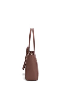 Borsa a spalla in ecopelle marrone con texture liscia, due manici e chiusura con zip. Presenta un dettaglio annodato laterale e una forma rettangolare.