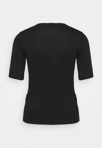 Černý pletený top s krátkým rukávem a kulatým výstřihem, s žebrovanými manžetami a lemem, zobrazený z vzadu na bílém pozadí.