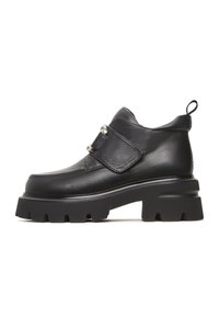 Bottine en cuir noir avec une semelle en caoutchouc épaisse, fermeture à bande Velcro et une boucle à l'arrière pour un enfilage facile. Finition texturée.