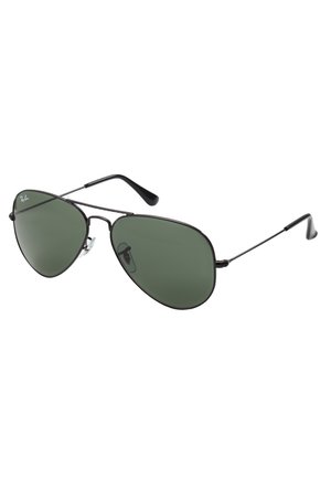 Ochelari de soare aviator cu lentile verzi, rame din metal negru și un design din fir subțire. Prezintă brațe curbe pentru tâmple și pernuțe nazale reglabile.