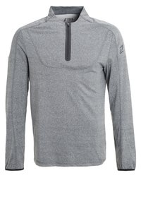 Suéter gris de manga larga con cuello de media cremallera, que presenta una textura suave y un sutil patrón jaspeado. Logo en la manga.