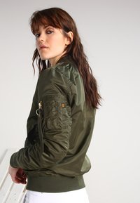 Alpha Industries Bombejakke - darkgreen