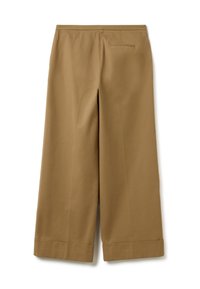 Pantalons larges beiges à taille haute, dotés d'une poche arrière et de bas de jambes retroussés. Fabriqués dans un tissu léger et lisse.