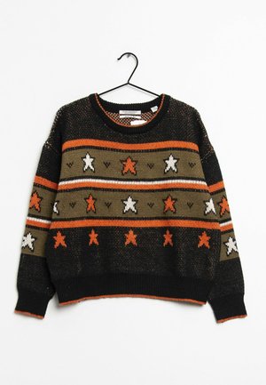 Suéter de punto negro con patrones de estrellas en naranja y blanco, franjas horizontales en verde oliva y naranja, colgado en una percha negra.