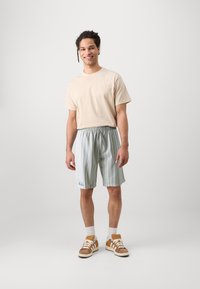 New Era PINSTRIPE - Treningo apatinė dalis - off-white/blue