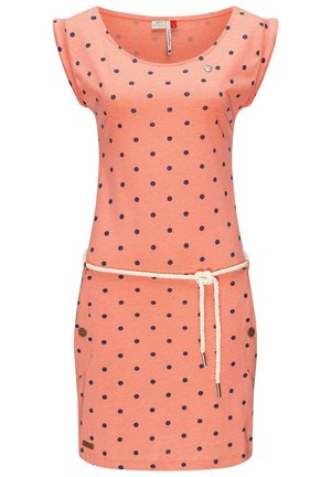 Robe corail à pois navy, manches courtes, encolure dégagée, taille à cordon de serrage et poches latérales avec des boutons en bois.
