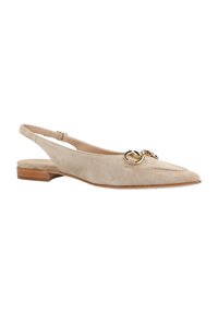 Bailarinas de ante beige tipo slingback con punta afilada, acentos de hardware dorado y un bajo tacón de madera. Presentan un diseño curvado con cortes.