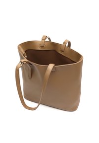 Ljusbrun läder toteväska med två handtag och öppen topp som visar ett mörkbrunt foder.