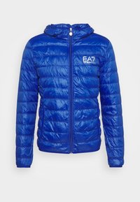 Blaues Puffer-Jacke mit Reißverschluss, Kapuze und gestepptem Design. Mit EA7-Logo auf der Brust und einer glänzenden, glatten Textur.