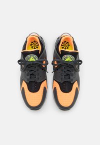 Nike Sportswear AIR HUARACHE CRATER PRM UNISEX - Tenisky - anthracite/black/atomic orange/white/volt