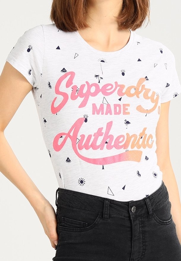 Camiseta de algodón blanca con mangas cortas, que presenta un diseño gráfico en texto en rosa y naranja que dice "Superdry MADE Authentic" y pequeños patrones geométricos dispersos.