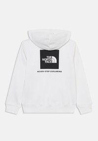 Sweater com capuz branco feito de tecido macio. Apresenta um logo retangular preto nas costas com "THE NORTH FACE" e "NEVER STOP EXPLORING."