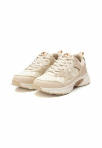 Scarpe sportive beige caratterizzate da una combinazione di materiali in rete e sintetici, punta rotonda, linguetta imbottita e accenti testurizzati.