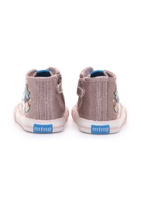 Sneakers alte glitterate rosa con un grafico di unicorno sul lato, cinturini in velcro e un logo blu sulla suola.