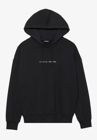 Sweat à capuche noir avec une grande capuche, des manches longues, des poignets et un ourlet côtelés, avec le texte "CELESTIAL RA 530Y" imprimé sur la poitrine.