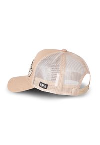 Gorra de béisbol beige con malla en la parte trasera, visera plana y correa ajustable. Presenta un diseño bordado en el frente y una etiqueta de logo en el lateral.