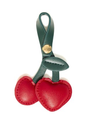 Portachiavi a forma di ciliegia con due ciliegie in pelle rossa, steli e foglia in pelle verde scuro e chiusura con bottone dorato.