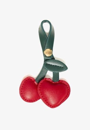 Portachiavi a forma di ciliegia con due ciliegie in pelle rossa, steli e foglia in pelle verde scuro e chiusura con bottone dorato.