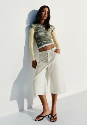 Bershka, DENIM SLOUCHY JORT - Jupe en jean - white