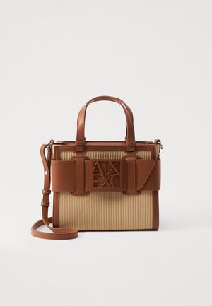 Bolso rectangular tejido en color beige con ribete de cuero marrón, asas superiores, correa ajustable para el hombro y una hebilla grande con el logo en relieve de A|X.