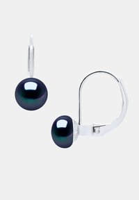 Une paire de boucles d'oreilles avec des perles irisées sombres sur un fermoir de type levier, avec une finition en argent brillant et des formes lisses et arrondies.