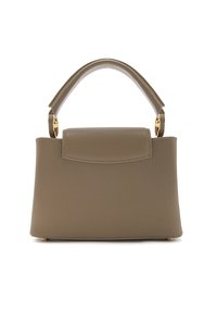 Petit sac à main structuré en cuir taupe avec une texture lisse. Il dispose d'une petite anse supérieure, d'une fermeture à rabat magnétique et d'accents en métal doré.