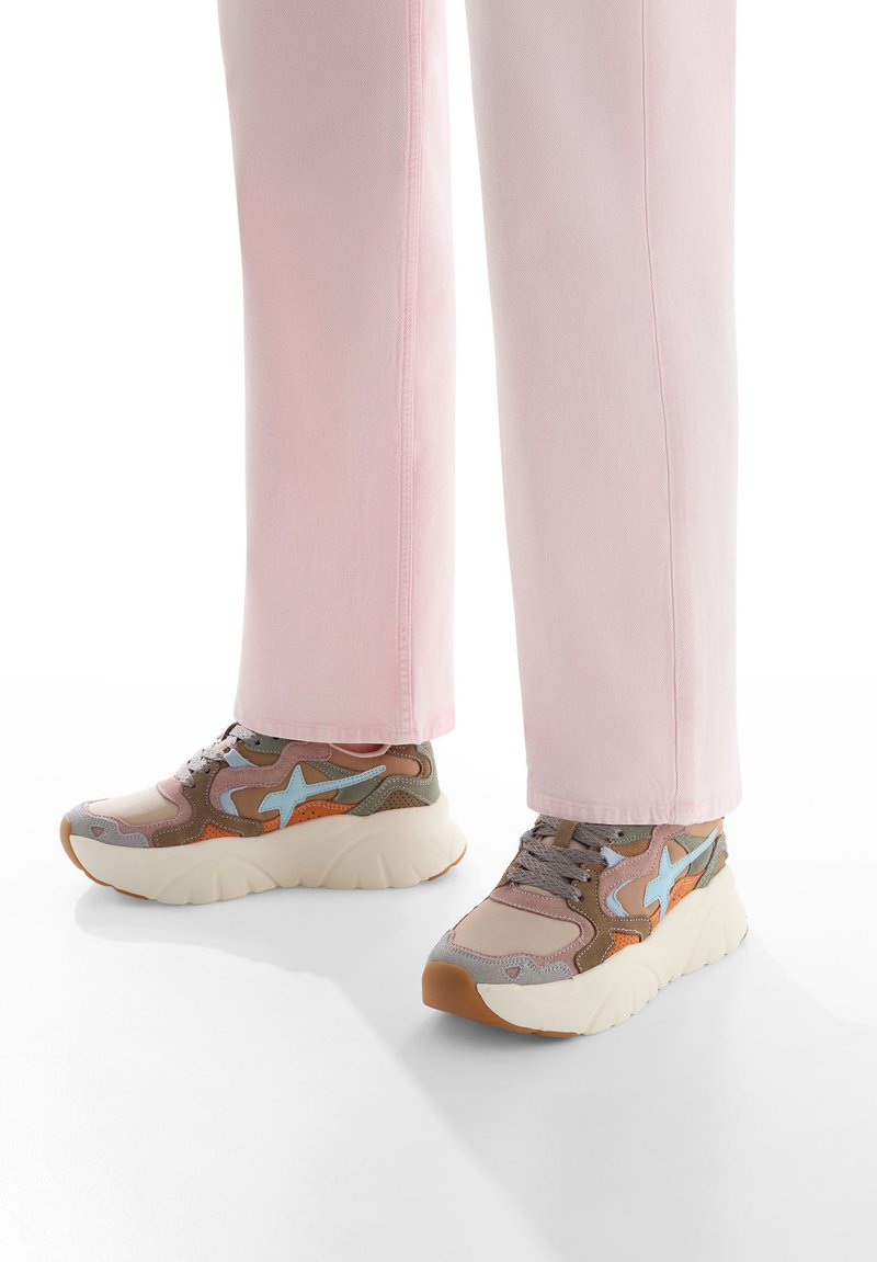 Multicolor Sneaker mit einem beigen Mesh-Obermaterial und grauen, braunen sowie hellblauen Akzenten. Chunky weiße Sohle mit orangefarbenem Detail.