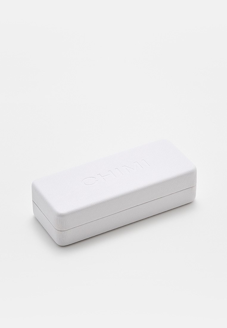 Estuche de gafas rectangular blanco con una superficie texturizada, que presenta el logotipo troquelado "CHIMI" en la parte superior y un cierre con bisagra.