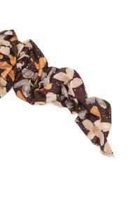 Sciarpa marrone con un motivo floreale nei toni di crema, arancione e grigio, con punti bianchi sparsi. Tessuto leggero con una texture morbida.